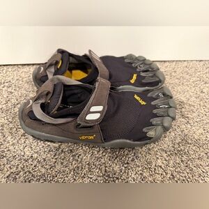 Vibram Men's Black and Gray FiveFingers Shoes size 38
